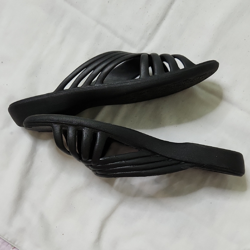 Okabashi Black Woven Slip-On Sandals - Picture 4 of 9